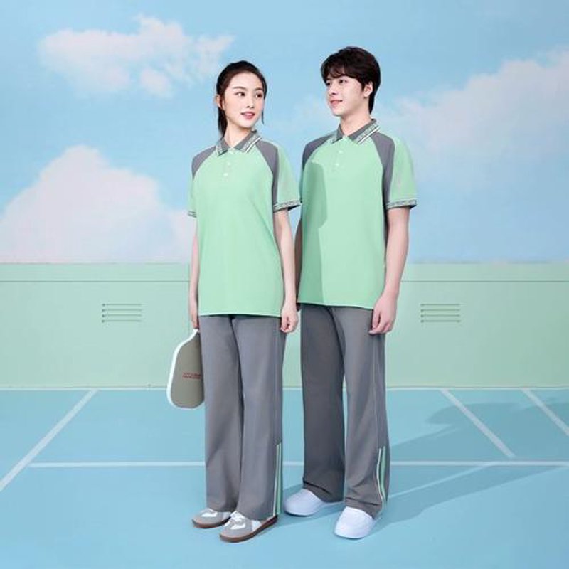 如何选择适合学生的班服？定制班服是学校和班级文化的重要组成部分，它不仅能够增强团队凝聚力，还能让学生们在校园生活中留下美好的回忆。本文将通过对比分析不同材质、设计风格以及价位区间来帮助你做出明智的选择。